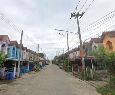 Bangkok residential street — houses and greenery along a quiet soi